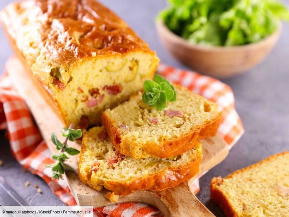 Attention il n'en restera plus après l'apéro : la recette du cake salé aux lardons avec des oignons caramélisés et du fromage