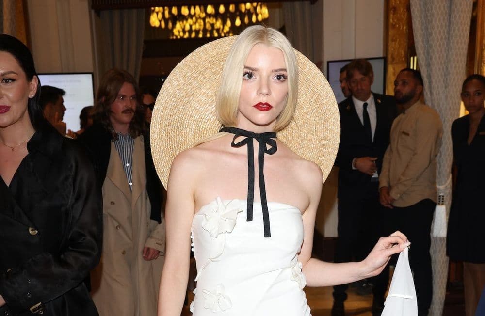 Chic et bohème : le chapeau  en raphia s’invite dans tous nos looks de plage