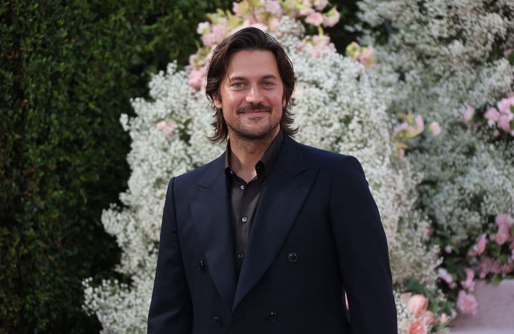 Lucas Bravo : l’acteur d’« Emily in Paris » aperçu au bras d’une célèbre actrice