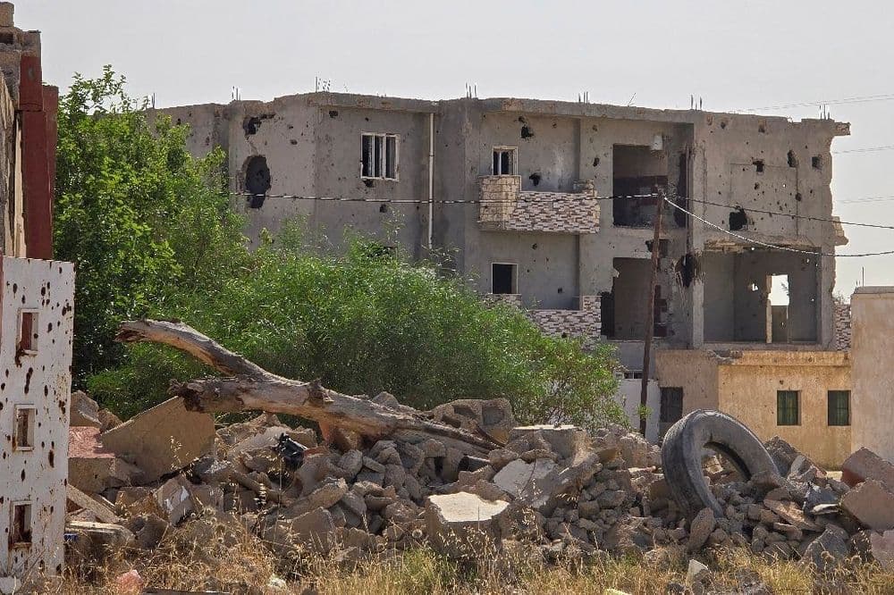 Quatre ans après la bataille de Tripoli, des civils menacés par mines et munitions