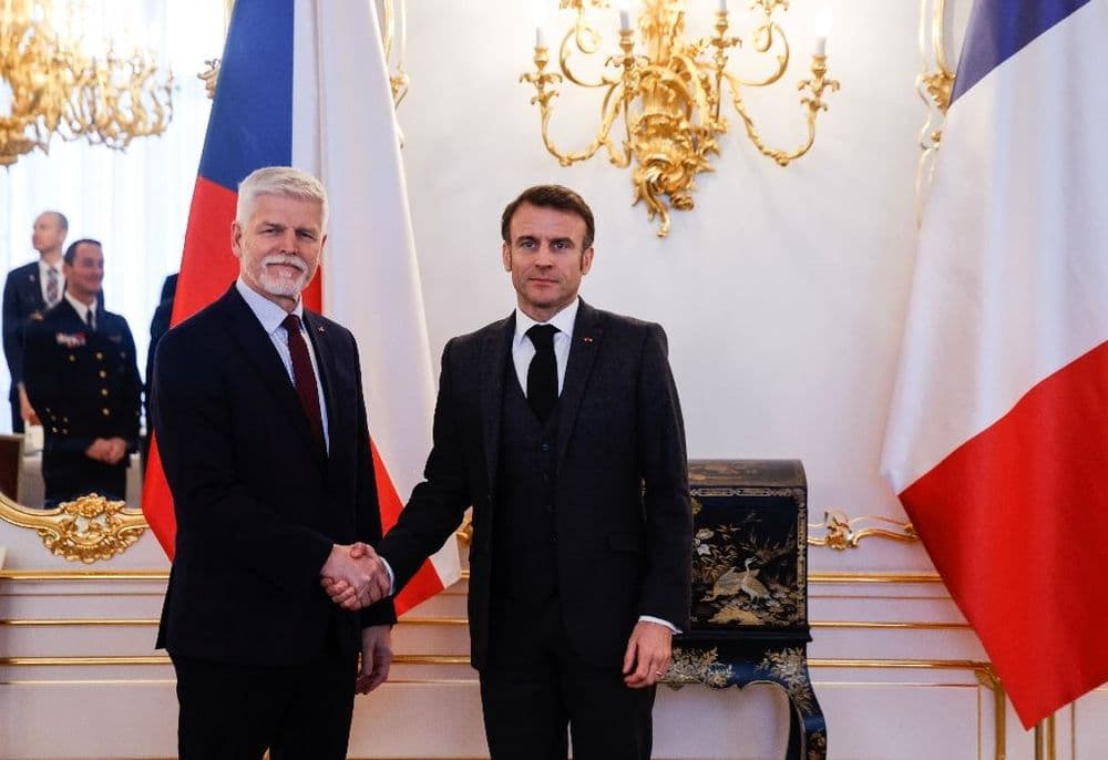A Prague, Macron appelle les alliés de l'Ukraine à "ne pas être lâches"