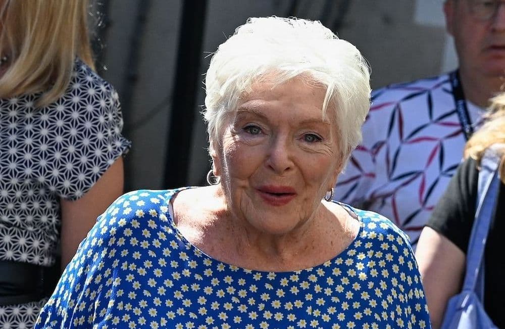 Line Renaud : après avoir suscité l’inquiétude, l’actrice donne de ses nouvelles avec le sourire