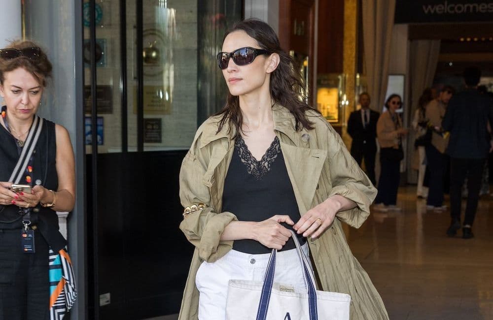 Festival de Cannes : Alexa Chung choisit un trench Mango pour un look casual et élégant