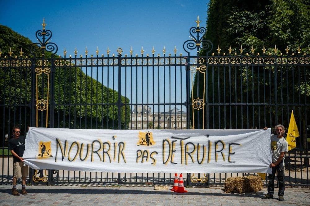 "Banquet paysan" devant le Sénat pour dire "non à la loi Duplomb"