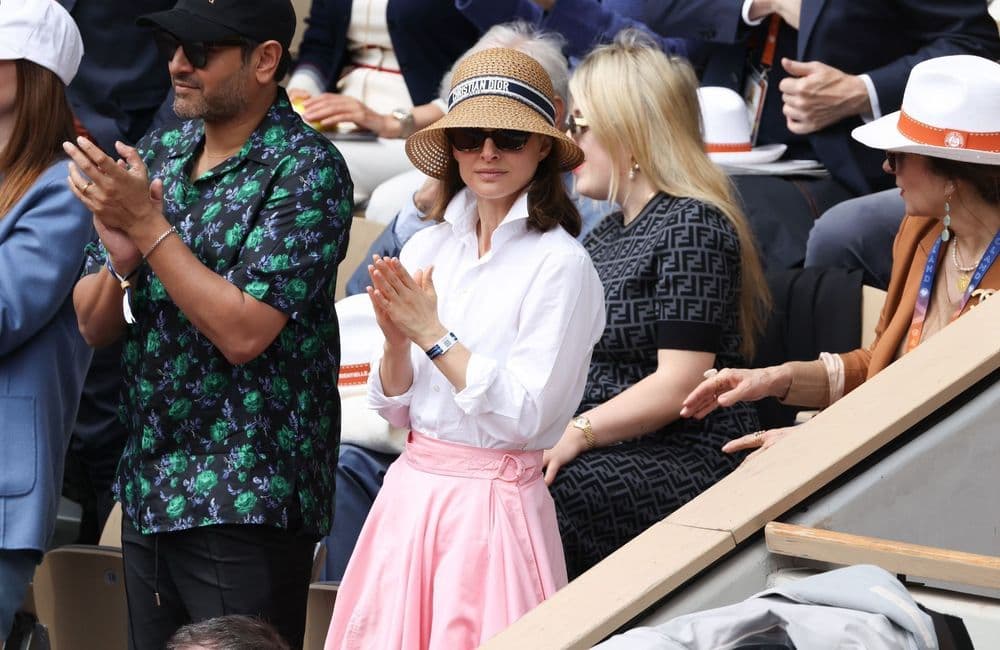 Sous le soleil de Roland-Garros, Natalie Portman séduit en silhouette Dior « old money »