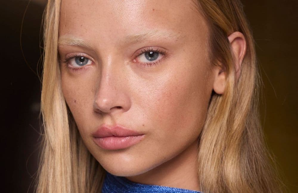L’astuce étonnante d’une make-up artist pour fixer le maquillage toute la journée