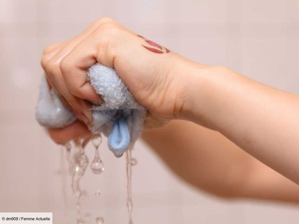 Faut-il laver son gant de toilette tous les jours ? Une dermatologue répond