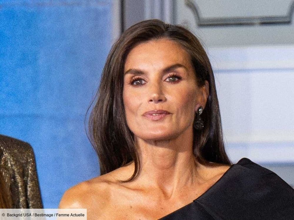 Dans une robe asymétrique à épaule dénudée, Letizia d'Espagne foule le tapis rouge avec ses filles - et elles sont très chics
