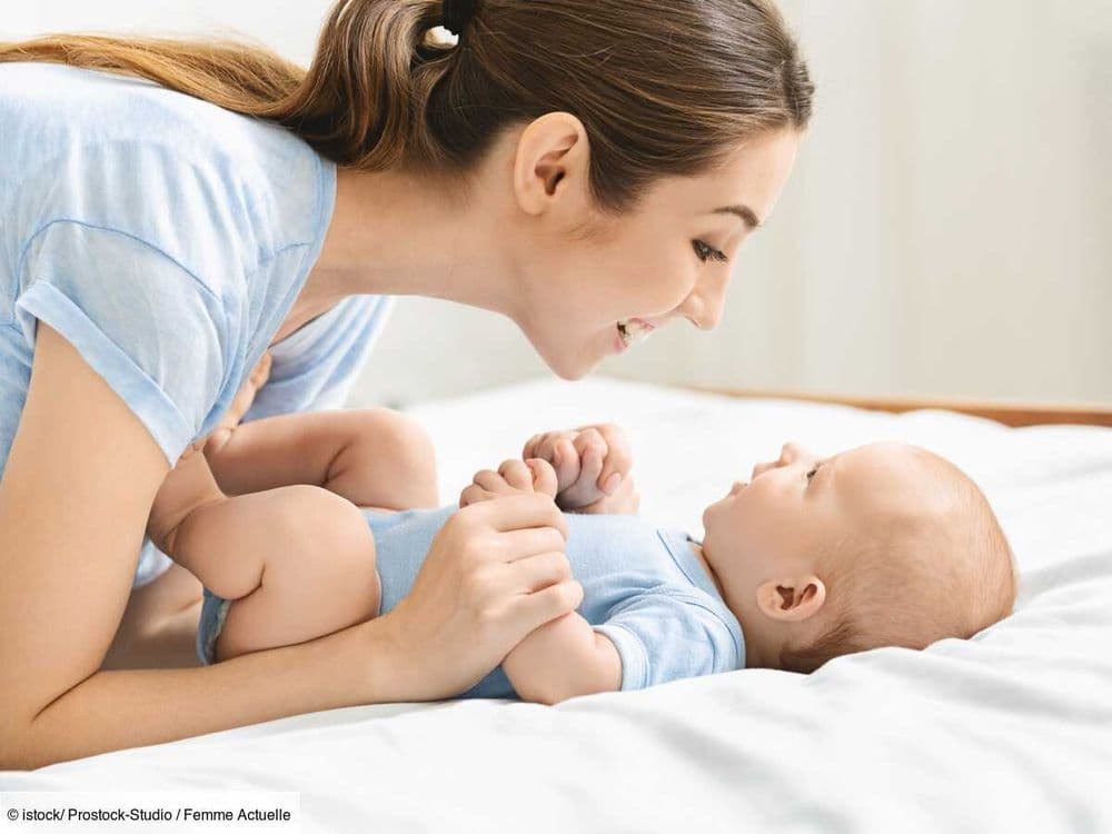 À quel âge bébé commence-t-il à gazouiller ?