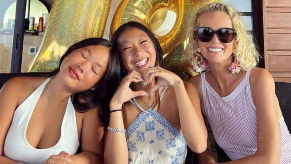 "On dirait des actrices de films pour adultes" : les photos à la plage de Jade et Joy Hallyday choquent et sont violemment critiquées !