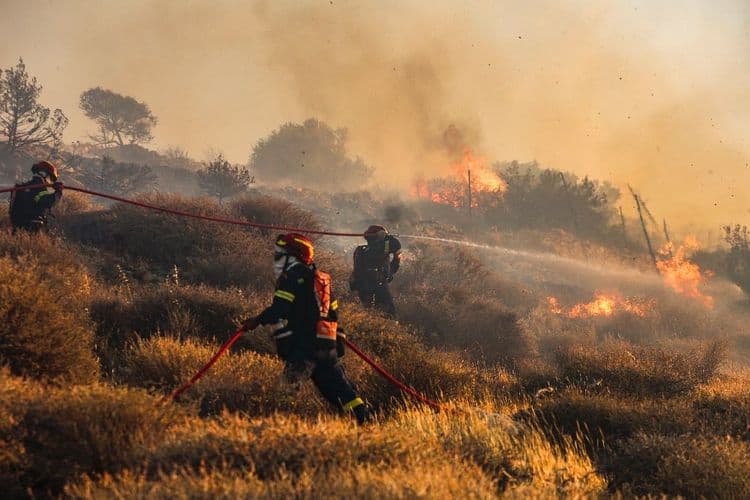 La Grèce et la Turquie luttent contre les incendies qui ont déjà fait deux morts