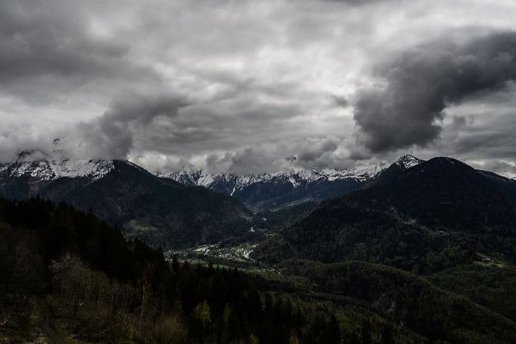 Dans la vallée de l'Arve, le Mont-Blanc surplombe une chape de pollution
