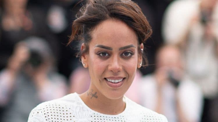 Amel Bent amincie : la chanteuse affiche un ensemble sensuel sur le plateau des 12 coups de midi