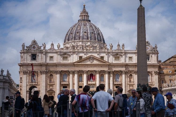Les cardinaux emménagent au Vatican à la veille du conclave