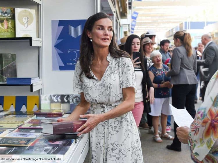 Letizia d’Espagne rayonne dans une robe blanche fleurie à Madrid : 3 idées parfaites pour copier son look casual-chic