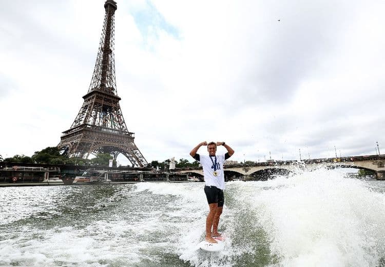 Le champion olympique Kauli Vaast a surfé sur la Seine avec sa médaille d'or