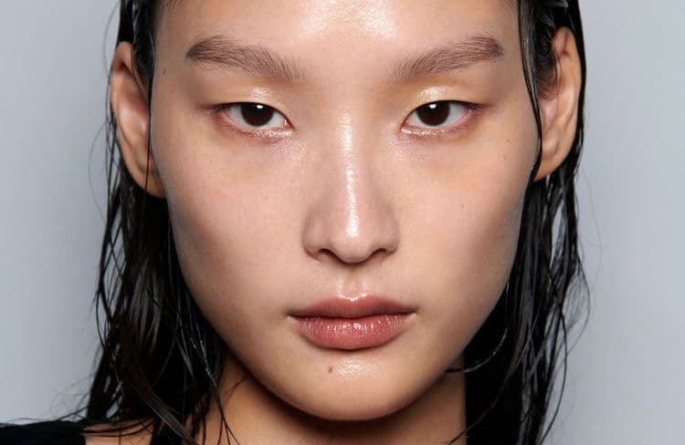 Voici comment bien préparer sa peau avant une soirée selon des facialistes