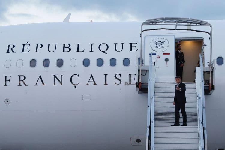 Macron en route pour la Nouvelle-Calédonie, nouveaux incendies dans la nuit à Nouméa