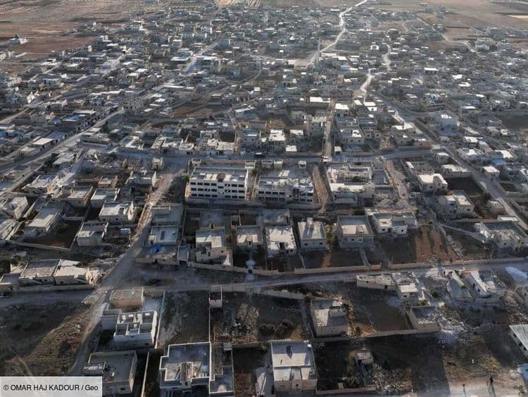 En Syrie, un architecte reconstruit son village en ruines grâce à un drone