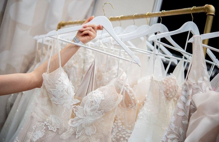 Satin, dentelle, organza : quelle matière choisir pour sa robe de mariée ?