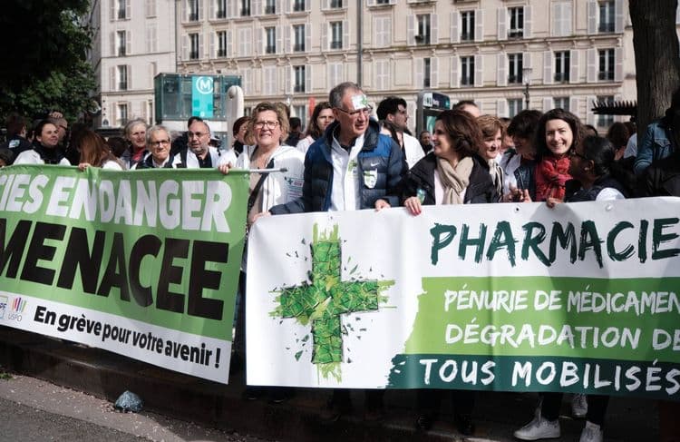 Pharmaciens, kinés... Pourquoi ils manifestent à Paris malgré la chaleur écrasante