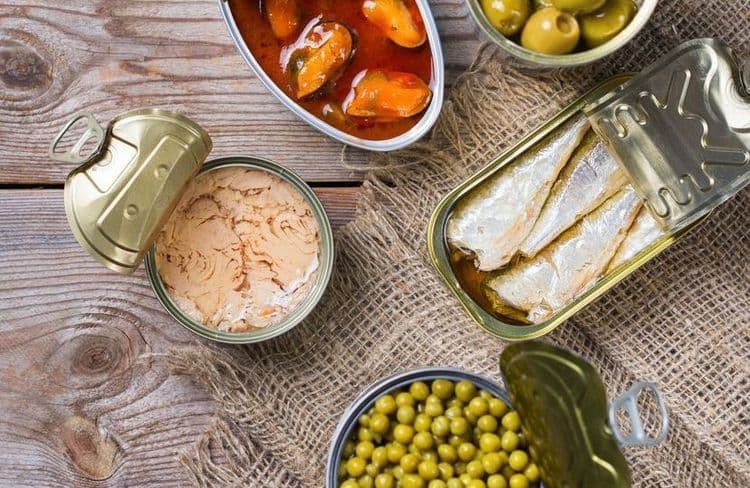 Voici pourquoi il ne faut surtout pas mettre de boîtes de conserve ouvertes au réfrigérateur