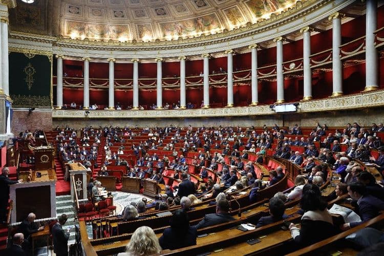 A six jours des européennes, Attal et Macron accusés d'accaparer les médias