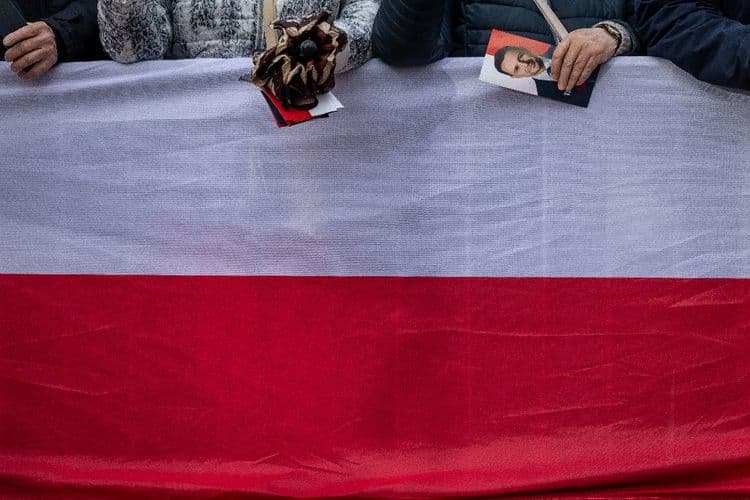 La Pologne aux urnes pour une élection présidentielle serrée, sous le regard attentif de l'Europe