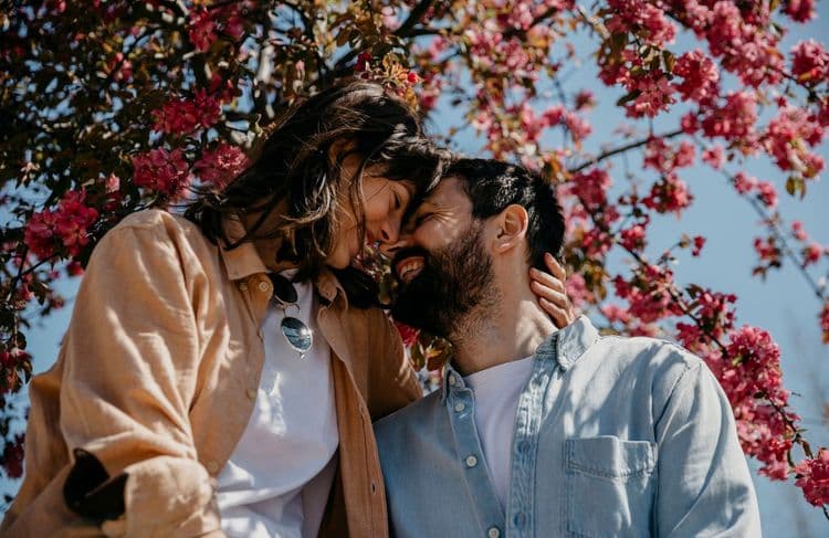 « Blue sky dating » : pourquoi le printemps est la meilleure saison pour faire des rencontres