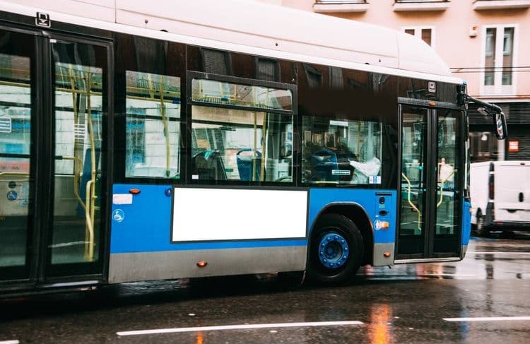 « T’es qui pour me dire : “Descends tes vêtements” ? » : la colère d’une passagère refoulée d’un bus pour une jupe trop courte