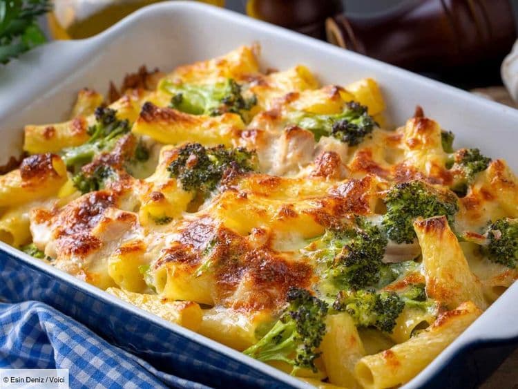 Gratin de pâtes aux brocolis et lardons, le plat que toute la famille va adorer (et rapide à faire les soirs de flemme)