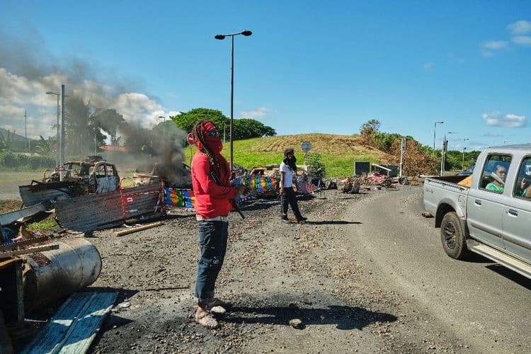 La Nouvelle-Calédonie toujours sous tension, de premiers Français évacués