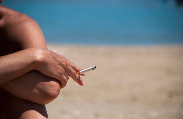 La cigarette interdite sur les plages, dans les parcs, aux abords des écoles à compter du 1er juillet