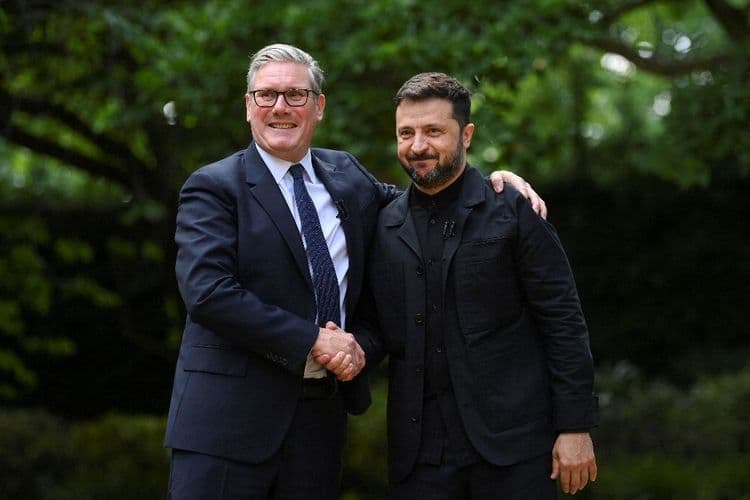 Zelensky et Starmer vont renforcer leur coopération militaire pour produire des drones