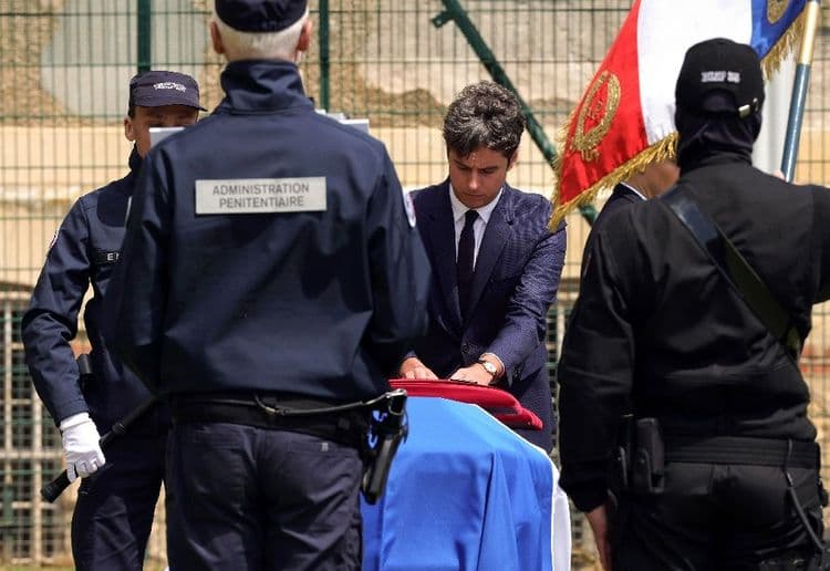 Hommage national aux deux agents pénitentiaires "emportés par la folie meurtrière"