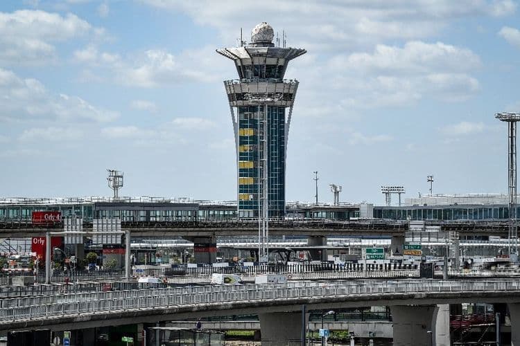 Panne du contrôle aérien à Paris-Orly, les compagnies appelées à supprimer 40% de leurs vols, selon la DGAC