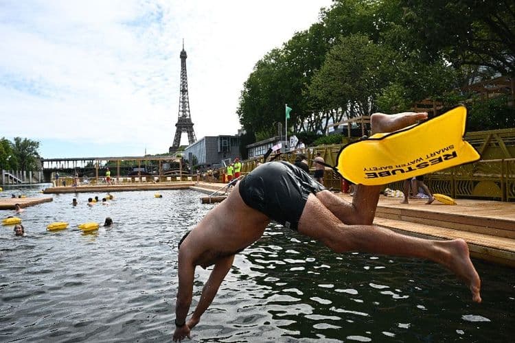 "30 ans que j'attends ça!": à Paris, premières baignades dans la Seine sous étroite surveillance