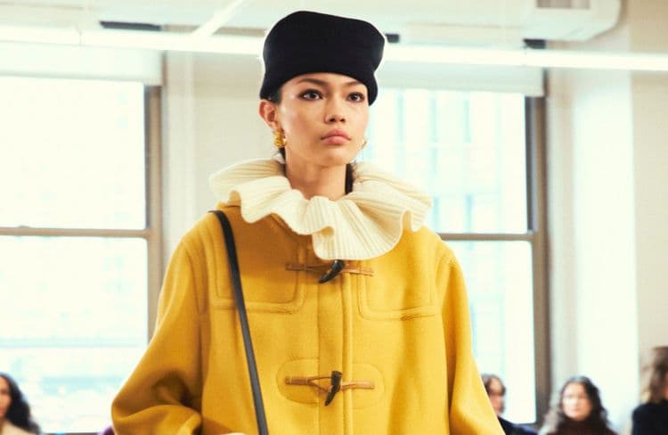 Classique et stylé : ce manteau en laine fait son grand retour mode cet hiver