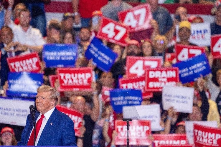 Des baskets, bibles et pièces: les articles proposés par Trump à la vente