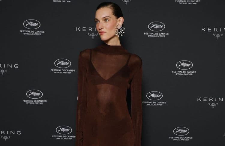 Robe transparente marron chocolat : le parti pris chic et sexy de Charlotte Cardin à Cannes