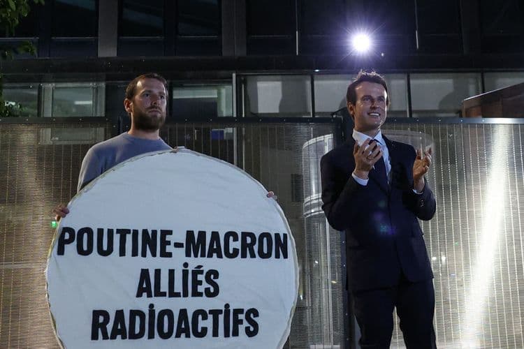 Greenpeace rend devant le siège d'EDF la statue en cire volée d'Emmanuel Macron