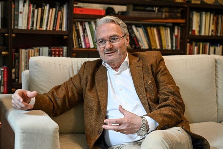 De la guérilla au cinéma: l'atypique ambassadeur colombien en Chine