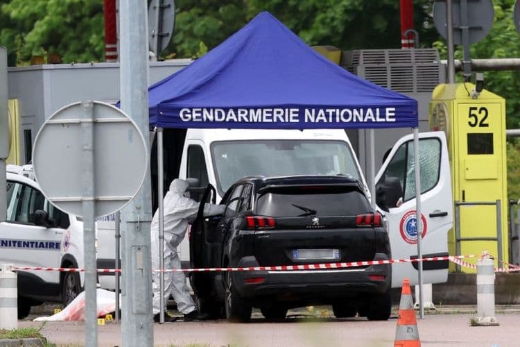 Attaque d'un fourgon pénitentiaire dans l'Eure: deux agents tués, un détenu évadé