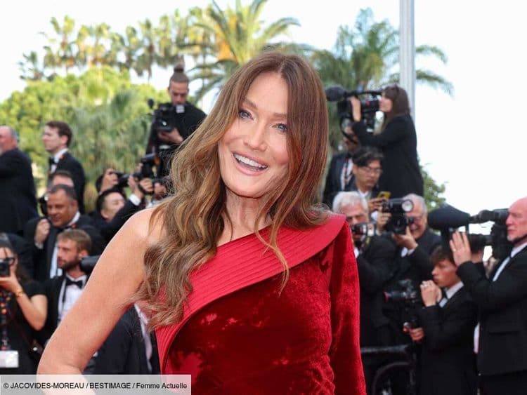 Cannes 2025 : Carla Bruni prend la pose dans une robe colorée sculpturale au décolleté plongeant