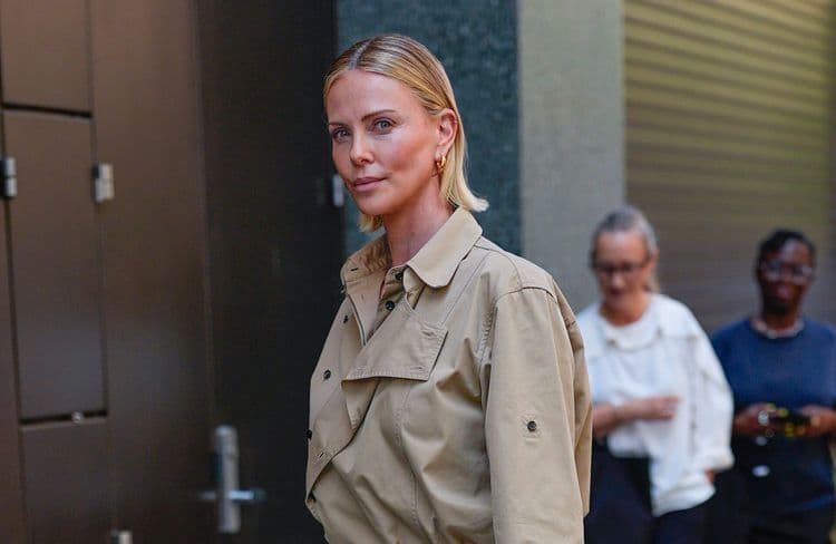 Transformée, Charlize Theron adopte cette coupe de cheveux controversée