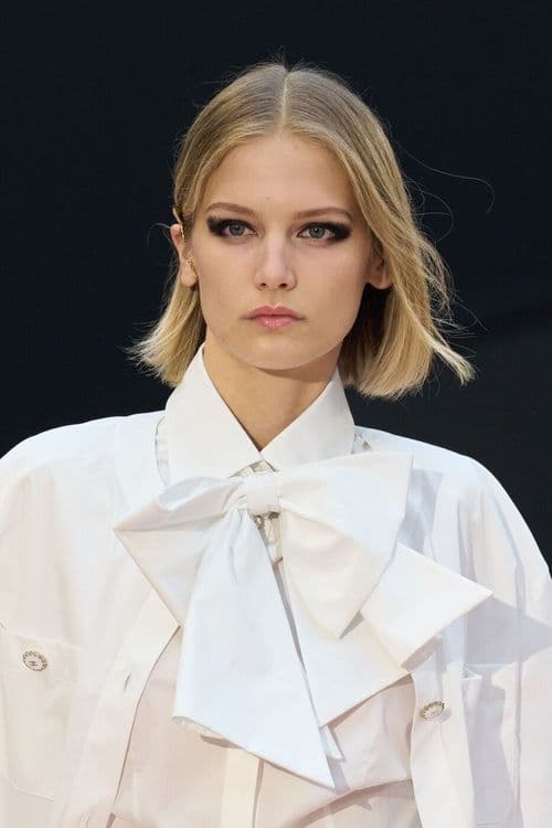 Qu’est-ce que l’esthétique « messy girl », cette tendance qui s’oppose à la « clean girl » ?