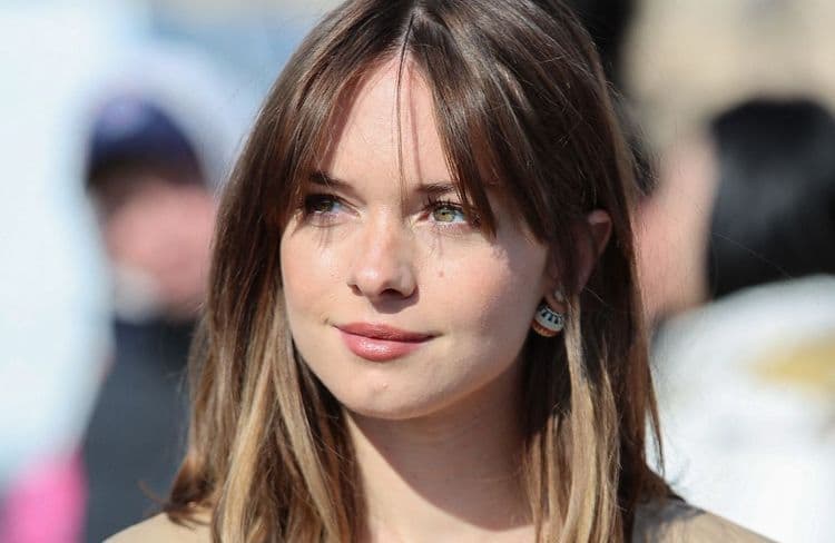 Qui est Stella Banderas, la sœur de Dakota Johnson et fille d’Antonio Banderas ?