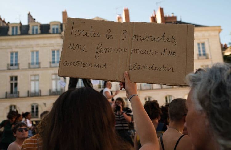Une tribune appelle à rendre hommage aux femmes mortes d’un avortement clandestin