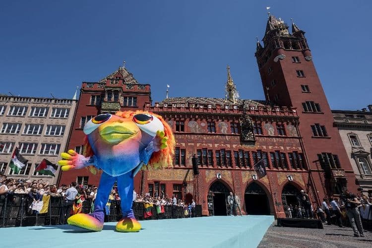 La semaine de l'Eurovision débute par un défilé ensoleillé et des manifestations