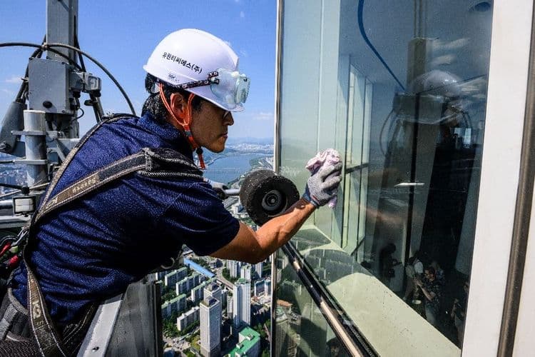 A Séoul, un laveur de vitres du plus grand gratte-ciel de Corée affronte quotidiennement sa peur du vide